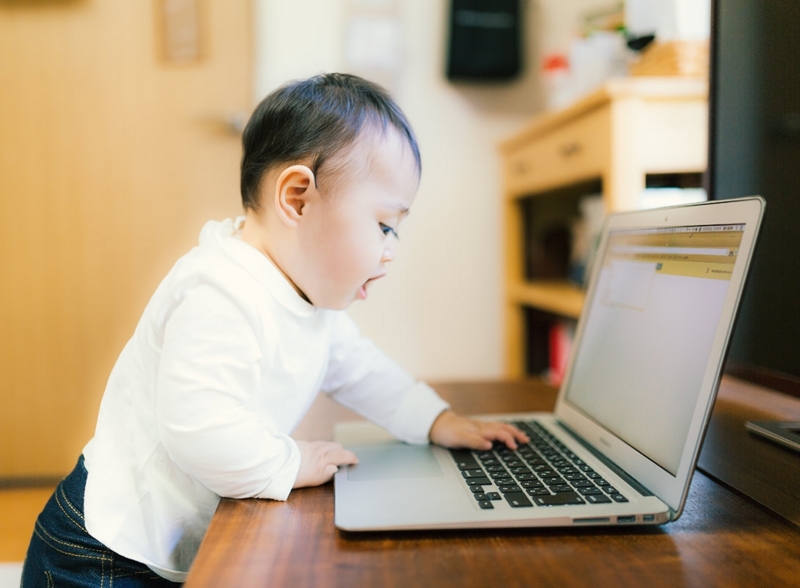 赤ん坊とパソコン