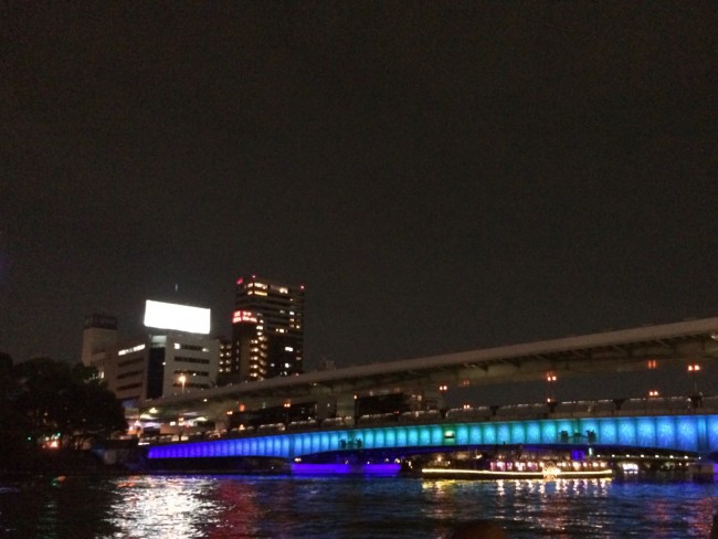 ブルーのライトのグラデーションが綺麗な橋