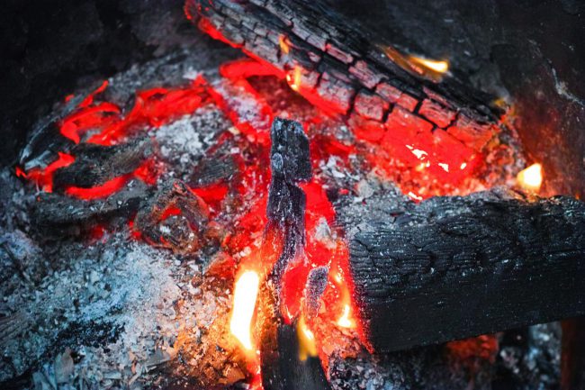 赤く燃える木炭
