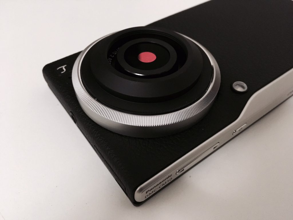 「LUMIX DMC-CM10」は撮影時にレンズが飛び出して傷つきやすいので、専用レンズカバーを購入してガードしておこう。
