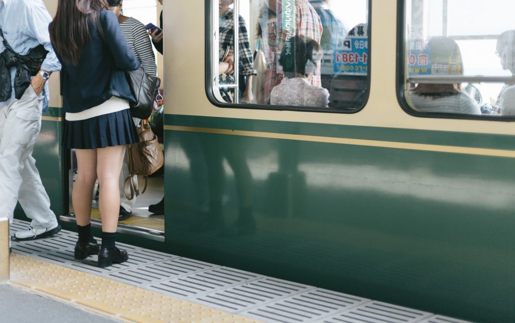 混雑時に車椅子の人は電車に乗るのをやめて欲しい とか言ってる人は 文句を言う前に 自分が1本早い電車に乗れば良いだけでは 筋ジスですが何か