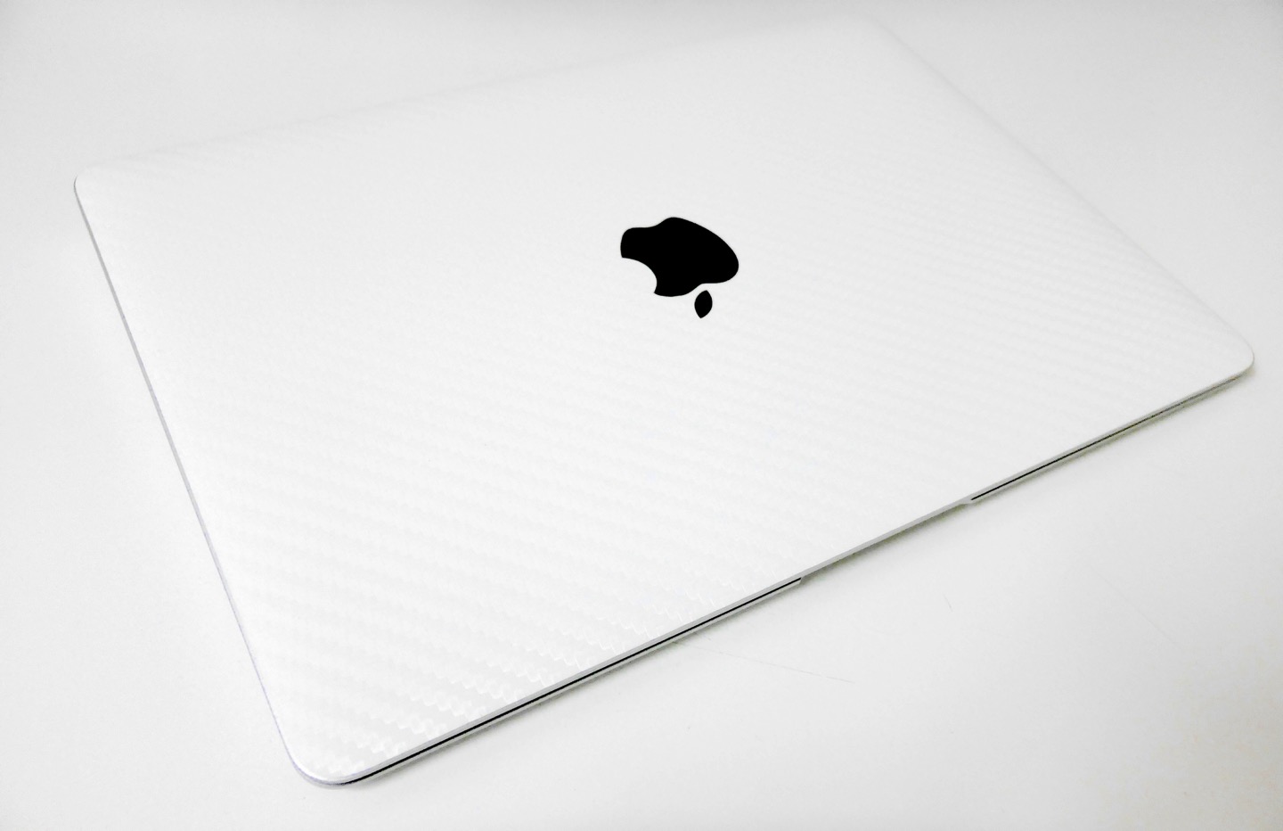 ホワイトカーボンスキンシールを貼ったMacBook